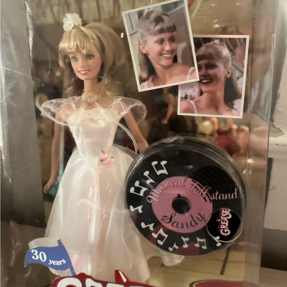 Barbie Collector Doll - Sandy from Grease - Picture 4 of 5